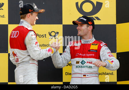 DTM svedese-driver Mattias Ekstroem di Audi Sport Team Abt Sportsline (L)si congratula con il tedesco DTM driver-Martin Tomczyk di Audi Sport Team Phoenix vincente per il DTM-titolo presso il Circuito Ricardo Tomo della pista di Valencia, Spagna, 02 ottobre 2011. Foto: Juergen toccare (ATTENZIONE: per solo uso editoriale) Foto Stock