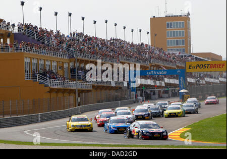 DTM svedese-driver Mattias Ekstroem di Audi Sport Team Abt Sportsline è più avanti durante il tedesco della Touring Car Masters campionato a Ricardo Tomo della pista di Valencia, Spagna, 02 ottobre 2011. Tedesco DTM driver-Martin Tomczyk di Audi Sport Team Phoenix ha preso il DTM-titolo. Foto: Juergen toccare (ATTENZIONE: per solo uso editoriale) Foto Stock