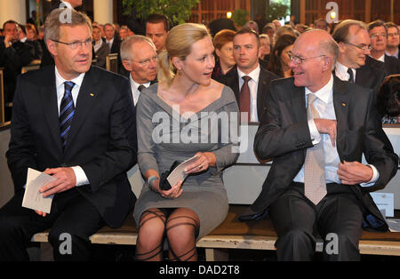 Il Presidente tedesco Christian Wulff (L), il ministro delle Finanze Wolfgang Schaeuble (indietro 2A a L), Bettina Wulff e il Presidente del Bundestag Norbert Lammert (R) frequentano un servizio presso la chiesa della Croce (Kreuzkirche) di Bonn, Germania, 03 ottobre 2011. Le celebrazioni del xxi anniversario del giorno dell'unità tedesca ed il sessantacinquesimo anniversario della fondazione del Nord Rhine-West Foto Stock