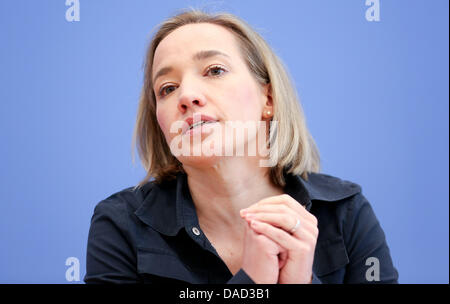 Ministro tedesco degli affari della famiglia Kristina Schroeder (CDU) parla con i giornalisti nel corso di una conferenza stampa tenutasi a Berlino, Germania, 11 luglio 2013. Secondo lei il tedesco membri saranno in grado di fornire abbastanza giorno luoghi di cura per i bambini facendo riferimento ai numeri riportati dagli Stati membri prima del 30 giugno 2013. Foto: KAY NIETFELD Foto Stock