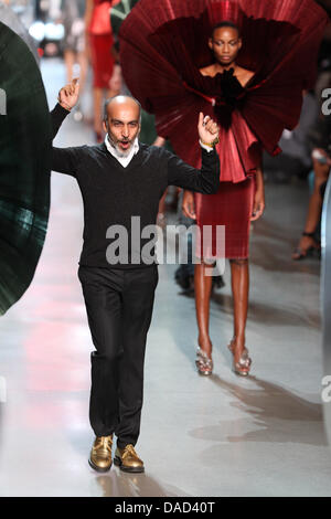 Designer indiano Manish Arora presenta Paco Rabanne donna pronto a indossare la primavera/estate 2012 collezione presentata durante il Paris pret-a-porter della settimana della moda di Parigi, Francia, 4 ottobre 2011. Il pret-a-porter donna moda primavera/estate durerà fino al 5 ottobre 2011. Foto: Hendrik Ballhausen Foto Stock