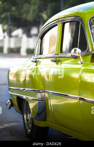 Vendemmia Verde American automobile parcheggiata su una strada nel centro di Avana, Havana, Cuba, West Indies, America Centrale Foto Stock