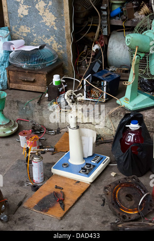 Acquista parti di ricambio meccaniche nel quartiere vecchio di Hanoi, Vietnam Foto Stock