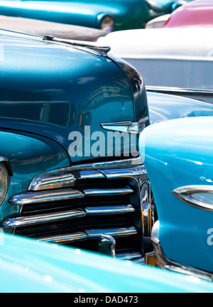 Vintage American cars parcheggiato su una strada nel centro di Avana, Havana, Cuba, West Indies, America Centrale Foto Stock