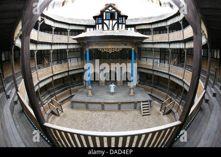 FILE - Un archivio foto datata 06 agosto 2010 mostra una replica del Globe Theatre sul set di un film di Roland Emmerich Shakespeare film 'Anonimo' presso gli studios Babelsberg a Potsdam, Germania. Il set mette in evidenza la tecnica e abilità degli scenografi e impostare ravvivatori. Hanno costruito un edificio a tre piani in legno in teatro la elizabethan stile per il direttore di Hollywood del filmato che pre Foto Stock