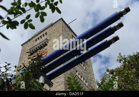 Le tubazioni per la gestione delle acque sotterranee della contreversial progetto ferroviario Stuttgart 21 nella parte anteriore delle torri per la stazione centrale di Stoccarda, Germania, 06 ottobre 2011. Il tribunale amministrativo di Baden-Wuerttemberg ha smesso di certo la costruzione della metropolitana stazione ferroviaria di Stoccarda 21. Per il momento non più tubi può essere prevista per la gestione delle acque sotterranee. Foto: MARIJAN Foto Stock