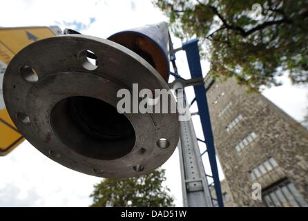 Le tubazioni per la gestione delle acque sotterranee della contreversial progetto ferroviario Stuttgart 21 nella parte anteriore delle torri per la stazione centrale di Stoccarda, Germania, 06 ottobre 2011. Il tribunale amministrativo di Baden-Wuerttemberg ha smesso di certo la costruzione della metropolitana stazione ferroviaria di Stoccarda 21. Per il momento non più tubi può essere prevista per la gestione delle acque sotterranee. Foto: MARIJAN Foto Stock