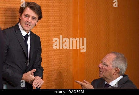 Ministro delle finanze francese François Baroin (L) parla con il suo omologo tedesco Wolfgang Schaeuble il 6 ottobre 2011 presso la cancelleria di Berlino, dopo una riunione di alto livello sulla riforma del sistema monetario internazionale. Foto: Johannes Eisele dpa Foto Stock