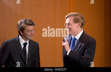 Ministro delle finanze francese François Baroin (L) parla con il presidente della Banca Mondiale, Robert Zoellick il 6 ottobre 2011 presso la cancelleria di Berlino, dopo una riunione di alto livello sulla riforma del sistema monetario internazionale. Foto: Johannes Eisele dpa Foto Stock