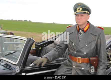 Attore Ulrich Tukur (come Erwin Rommel) pone durante le riprese del film 'Rommel' vicino Roemerstein, Germania, 06 ottobre 2011. Il film tratta con gli ultimi sette mesi di Erwin Rommel la vita e dovrebbe essere trasmesso su ARD (l'emittente tedesca) nel 2012. Foto: Franziska Kraufmann Foto Stock