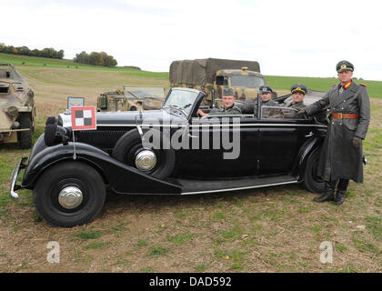 Attore Ulrich Tukur (come Erwin Rommel) pone durante le riprese del film 'Rommel' vicino Roemerstein, Germania, 06 ottobre 2011. Il film tratta con gli ultimi sette mesi di Erwin Rommel la vita e dovrebbe essere trasmesso su ARD (l'emittente tedesca) nel 2012. Foto: Franziska Kraufmann Foto Stock