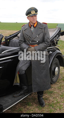 Attore Ulrich Tukur (come Erwin Rommel) pone durante le riprese del film 'Rommel' vicino Roemerstein, Germania, 06 ottobre 2011. Il film tratta con gli ultimi sette mesi di Erwin Rommel la vita e dovrebbe essere trasmesso su ARD (l'emittente tedesca) nel 2012. Foto: Franziska Kraufmann Foto Stock