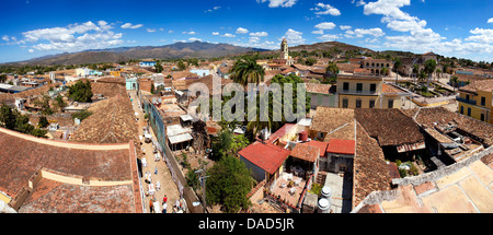 Vista panoramica sui tetti e le strade del Convento de San Francisco de Asis, Trinidad, sito UNESCO, Cuba, West Indies Foto Stock