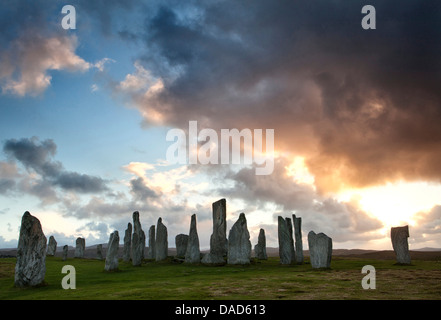 In piedi pietre di Callanish al tramonto con il cielo drammatico in background, nei pressi di Carloway, isola di Lewis, Scotland, Regno Unito Foto Stock