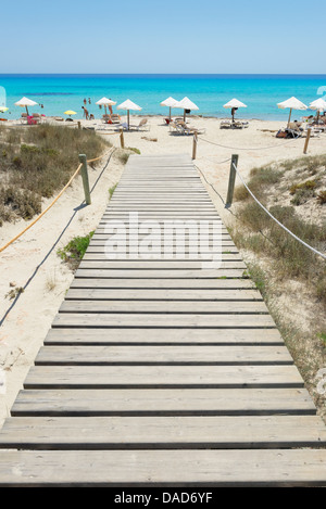Ponte di legno che conduce alla spiaggia di Mitjorn, Formentera, isole Baleari, Spagna, Mediterraneo, Europa Foto Stock