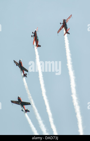 Le lame aerobatic team di visualizzazione eseguire una certa precisione battenti nel loro Extra prestazioni 300 aeromobili a Waddington Visualizza Foto Stock