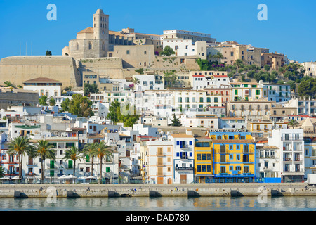 Vista della zona vecchia di Ibiza e Dalt Vila, Sito Patrimonio Mondiale dell'UNESCO, Ibiza, Isole Baleari, Spagna, Mediterraneo, Europa Foto Stock