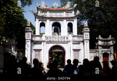 I turisti osservare la Tempel della letteratura ad Hanoi, Vietnam, 10 ottobre 2011. Il cancelliere tedesco Angela Merkel è atteso a visitare il Vietnam il 11 ottobre 2011. Merkel intende incontrare il Primo Ministro Tan Dzung e firmare accordi economici durante la sua visita ufficiale. Foto: Michael Kappeler Foto Stock