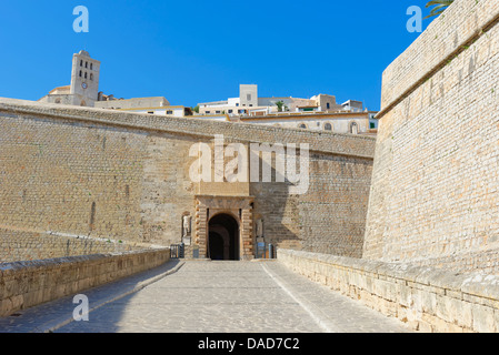 Fortificato di Ibiza città vecchia (Dalt Vila), il Sito Patrimonio Mondiale dell'UNESCO, Ibiza, Isole Baleari, Spagna, Europa Foto Stock