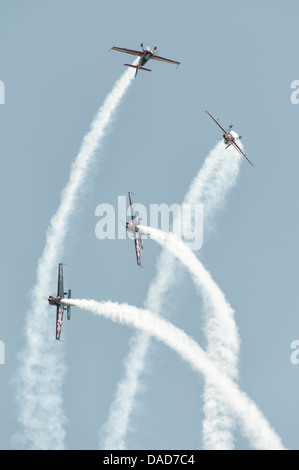 Le lame aerobatic team di visualizzazione eseguire una certa precisione battenti nel loro Extra prestazioni 300 aeromobili a Waddington Visualizza Foto Stock