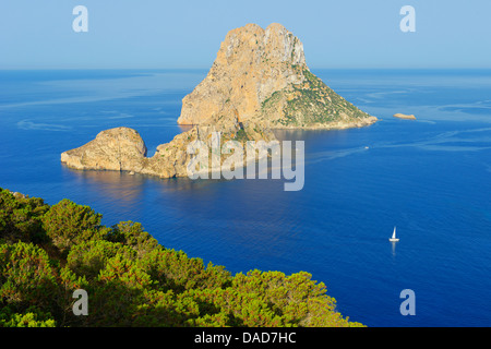 Torre des Savinar e Es Vedra isole in background, Ibiza, Isole Baleari, Spagna, Mediterraneo, Europa Foto Stock