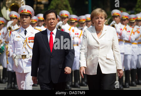 Il cancelliere Angela Merkel cammina accanto al Primo Ministro Nguyen Tan Dung durante il suo ricevimento con gli onori militari di fronte al Palazzo Presidenziale di Hanoi, Vietnam, 11 ottobre 2011. Tra meting Primo Ministro Tan Dzung Merkel intende firmare accordi economici durante la sua visita ufficiale. Foto: Michael Kappeler Foto Stock