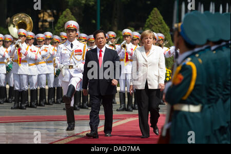 Il cancelliere Angela Merkel cammina accanto al Primo Ministro Nguyen Tan Dung durante il suo ricevimento con gli onori militari di fronte al Palazzo Presidenziale di Hanoi, Vietnam, 11 ottobre 2011. Tra meting Primo Ministro Tan Dzung Merkel intende firmare accordi economici durante la sua visita ufficiale. Foto: Michael Kappeler Foto Stock