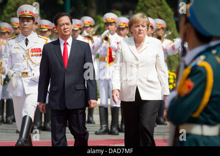 Il cancelliere Angela Merkel cammina accanto al Primo Ministro Nguyen Tan Dung durante il suo ricevimento con gli onori militari di fronte al Palazzo Presidenziale di Hanoi, Vietnam, 11 ottobre 2011. Tra meting Primo Ministro Tan Dzung Merkel intende firmare accordi economici durante la sua visita ufficiale. Foto: Michael Kappeler Foto Stock