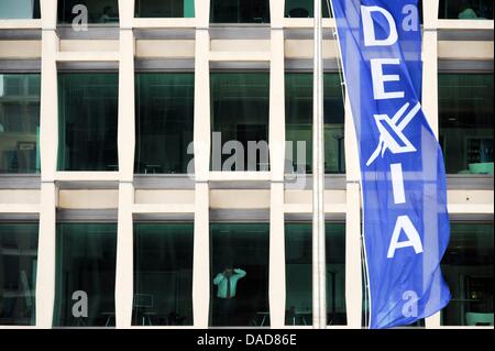 Un uomo guarda fuori dalla finestra alla sede del gruppo Dexia a Bruxelles, Belgio, 11 ottobre 2011. La crisi del debito nell’Eurozona si è aggravata negli ultimi giorni. Tre anni dopo la crisi dei mercati finanziari, le banche devono ancora una volta essere salvate. Il gruppo belga-francese Dexia sarà disgregato e parzialmente nazionalizzato. Foto: FKPH Foto Stock