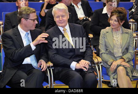 Der islaendische Staatspraesident Olafur Ragnar Grimsson (M.), seine Ehefrau Dorrit Moussaieff und Bundesaussenminister Guido Westerwelle (FDP) unterhalten sich am Dienstag (11.10.11) bei der Eroeffnungsfeier der 63. Frankfurter Buchmesse a Francoforte am Main. Ehrengastland der diesjaehrigen Buchmesse isola ist. Die Buchmesse endet am Sonntag (16.10.11). (Zu dapd-Text) Foto Stock