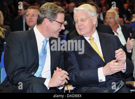 Der islaendische Staatspraesident Olafur Ragnar Grimsson (M.), seine Ehefrau Dorrit Moussaieff und Bundesaussenminister Guido Westerwelle (FDP) unterhalten sich am Dienstag (11.10.11) bei der Eroeffnungsfeier der 63. Frankfurter Buchmesse a Francoforte am Main. Ehrengastland der diesjaehrigen Buchmesse isola ist. Die Buchmesse endet am Sonntag (16.10.11). (Zu dapd-Text) Foto Stock