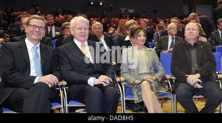 Der islaendische Staatspraesident Olafur Ragnar Grimsson (M.), seine Ehefrau Dorrit Moussaieff, Bundesaussenminister Guido Westerwelle (FDP, l.) und der islaendische Autor Analdur Indridason unterhalten sich am Dienstag (11.10.11) bei der Eroeffnungsfeier der 63. Frankfurter Buchmesse a Francoforte am Main. Ehrengastland der diesjaehrigen Buchmesse isola ist. Die Buchmesse endet am Foto Stock