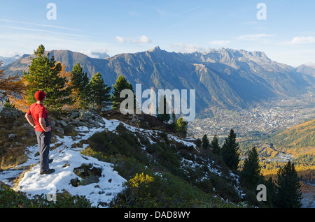 I colori autunnali della Valle di Chamonix, Chamonix Alta Savoia, sulle Alpi francesi, Francia, Europa Foto Stock