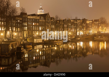 Waalseilandsgracht con Sint-Nicolaasbasiliek (Basilica di San Nicola), Amsterdam, Paesi Bassi Foto Stock