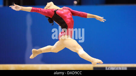 Alexandra Raisman del USA esegue sul pavimento durante le donne individuale tutto intorno al finale della XLIII ginnastica artistica Campionati del mondo al Metropolitan palestra in Tokyo, Giappone, 13 ottobre 2011. Foto: Friso Gentsch dpa Foto Stock