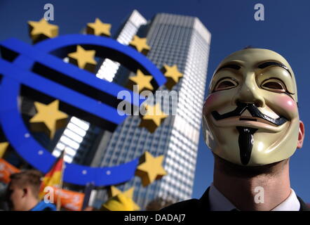 Un uomo di proteste contro strutture dell' attuale sistema finanziario globale con maschera di Guy Fawkes di fronte alla Banca centrale europea (BCE) di Francoforte sul Meno, Germania, 15 ottobre 2011. La dimostrazione è ispirata dagli USA il movimento di protesta "Occupare Wall Street' che manifestazioni contro la politica del mercato finanziario e il mondo bancario. Foto: Arne Dedert Foto Stock