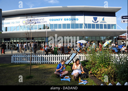 Goditi un picnic al Sussex County Cricket Club Ground di Hove, Regno Unito Foto Stock