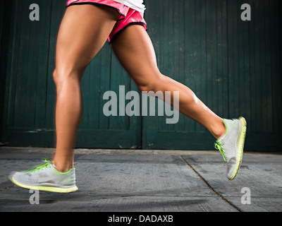 Gambe di donna in corsa su strada Foto Stock