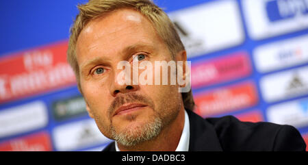 Il nuovo headcoach della Bundesliga tedesca team Hamburg SV, Thorsten Fink, partecipa a una conferenza stampa presso la Imtech-Arena ad Amburgo, Germania, 17 ottobre 2011. Ex allenatore di calcio svizzero champion FC Basilea, Thorsten Fink, è stato presentato ufficialmente. Foto: Angelika Warmuth Foto Stock