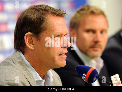 Amburgo sportivo del regista Frank Arnesen (L) e il nuovo headcoach della Bundesliga tedesca team Hamburg SV, Thorsten Fink, partecipare a una conferenza stampa presso la Imtech-Arena ad Amburgo, Germania, 17 ottobre 2011. Ex allenatore di calcio svizzero champion FC Basilea, Thorsten Fink, è stato presentato ufficialmente. Foto: Angelika Warmuth Foto Stock