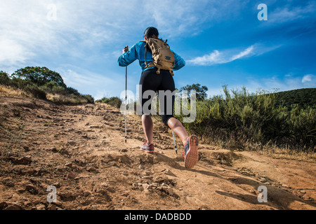 Giovane donna escursionismo, vista posteriore Foto Stock