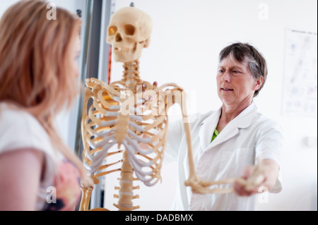 La donna che mostra adolescente metacarpals sul modello anatomico Foto Stock
