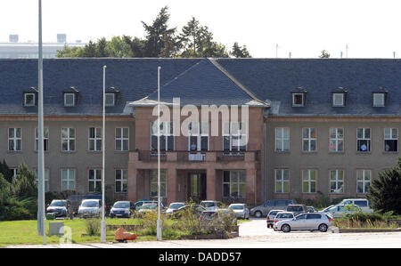 L'ex air terminal per la Germania orientale aerei governativi è raffigurato all'aeroporto di Schönefeld, Germania, 13 ottobre 2011. L'edificio sarà abbattuto quando il nuovo aeroporto di BER è aperto. Il nuovo Willy Brandt Airport, che si aprirà il 03 giugno 2012, gestirà 27 milioni di passeggeri a Berlino una volta l'anno. Foto: Bernd Settnik Foto Stock