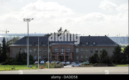 L'ex air terminal per la Germania orientale aerei governativi è raffigurato all'aeroporto di Schönefeld, Germania, 13 ottobre 2011. L'edificio sarà abbattuto quando il nuovo aeroporto di BER è aperto. Il nuovo Willy Brandt Airport, che si aprirà il 03 giugno 2012, gestirà 27 milioni di passeggeri a Berlino una volta l'anno. Foto: Bernd Settnik Foto Stock