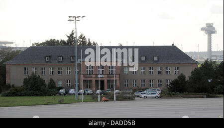 L'ex air terminal per la Germania orientale aerei governativi si è visto all'aeroporto di Schönefeld, Germania, 13 ottobre 2011. L'edificio sarà abbattuto quando il nuovo aeroporto di BER è aperto. Il nuovo Willy Brandt Airport, che si aprirà il 03 giugno 2012, gestirà 27 milioni di passeggeri a Berlino una volta l'anno. Foto: Bernd Settnik Foto Stock