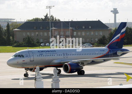 Un Aeroflot air crast rotoli oltre l'ex air terminal per la Germania orientale aerei governativi all'aeroporto di Schönefeld, Germania, 13 ottobre 2011. L'edificio sarà abbattuto quando il nuovo aeroporto di BER è aperto. Il nuovo Willy Brandt Airport, che si aprirà il 03 giugno 2012, gestirà 27 milioni di passeggeri a Berlino una volta l'anno. Foto: Bernd Settnik Foto Stock