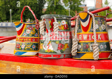 Tradizionale canal boat dipinta a mano pentole sul tetto del canal boat Foto Stock