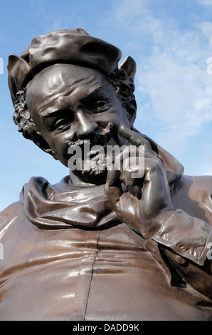 Sir John Falstaff statua a Stratford on Avon, dal basso punto di vista con cielo blu sullo sfondo Foto Stock