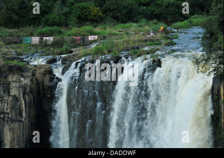 Scena di donne Zulu facendo il lavaggio nel fiume vicino alla cascata al Landmark Howick cade KwaZulu-Natal Sud Africa ogni giorno Foto Stock