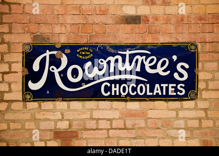 Primo piano dell'autentico cioccolato Rowntree Rowntree's vintage, con cartellone in stagno metallico su un muro Inghilterra Regno Unito Regno Unito Gran Bretagna Foto Stock